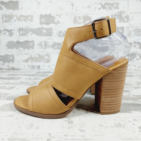 Dolce Vita Shoes - NEW DV Dolce Vita Brista Tan Cream Leather Block Heel Sandals M649